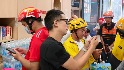 浙江宁波奉化工会驿站为户外劳动者送上“清凉包”