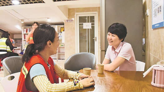 河北省唐山市路南区工会干部轮岗驻站当“一日站长” 把工会服务搬到户外劳动者身边