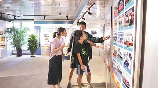 让孩子在展板前感悟奋斗精神