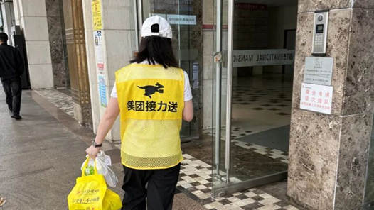 聚焦新就业形态劳动者｜“接力送”能否破解“外卖上楼”难题？
