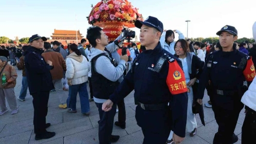 国庆假日，守护平安的那一抹“警察蓝”