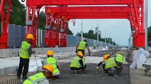 心中有国，万里山河皆为家！建设者假日坚守岗位一线 守护岁月静好